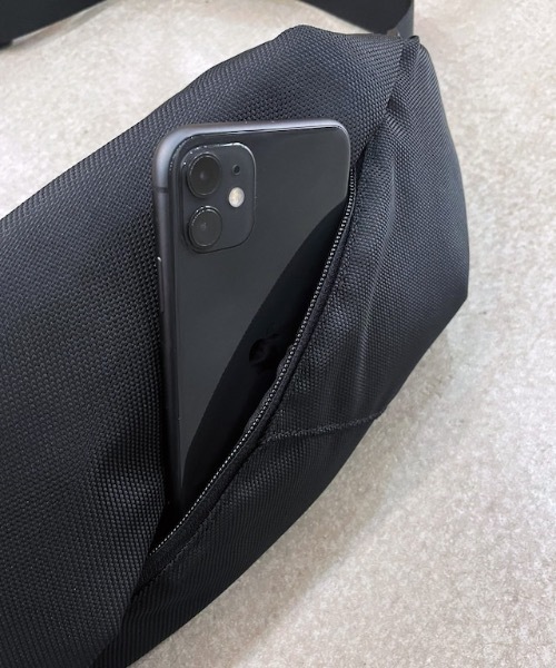 COMMON WARE（コモンウェアー）の「EM : NoiR ノアール Flask shoulder フラスクボディーバッグ（ボディバッグ/ウエストポーチ・メンズ・ブラック/ブラック系その他・FREE）」の3枚目の写真