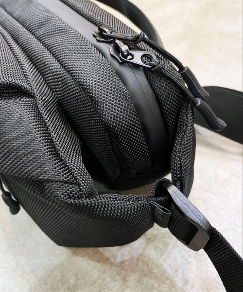 COMMON WARE（コモンウェアー）の「EM : NoiR ノアール Flask shoulder フラスクボディーバッグ（ボディバッグ/ウエストポーチ・メンズ・ブラック/ブラック系その他・FREE）」の4枚目の写真