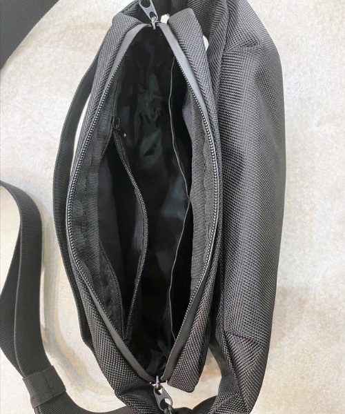 COMMON WARE（コモンウェアー）の「EM : NoiR ノアール Flask shoulder フラスクボディーバッグ（ボディバッグ/ウエストポーチ・メンズ・ブラック/ブラック系その他・FREE）」の5枚目の写真