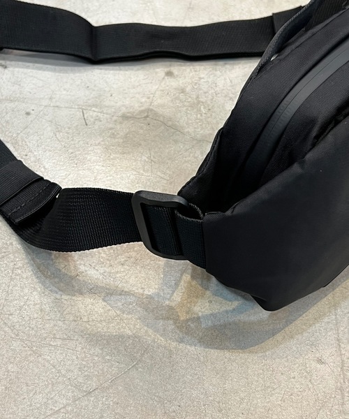 COMMON WARE（コモンウェアー）の「EM : NoiR ノアール Flask shoulder フラスクボディーバッグ（ボディバッグ/ウエストポーチ・メンズ・ブラック/ブラック系その他・FREE）」の19枚目の写真