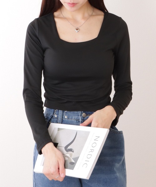 DAYRA(デイラ)の「スクエアネック クロップド スリム フィット プルオーバー(Tシャツ/カットソー・レディース・グレー/ホワイト/ブラック・M/XL)」の4枚目の写真