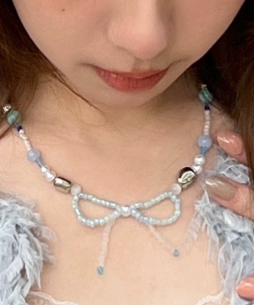 .KOM(ドットコム)の「A'GEM/9 × .kom 『.KOM/ドットケーオーエム』 リボンビーズネックレス(ネックレス・レディース・ブルー・FREE)」の1枚目の写真