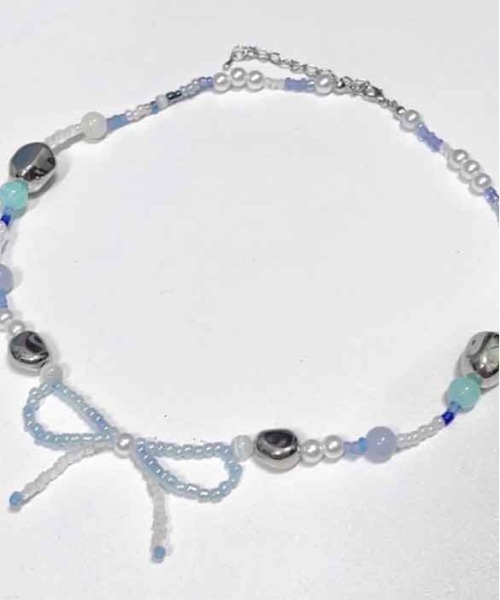 .KOM(ドットコム)の「A'GEM/9 × .kom 『.KOM/ドットケーオーエム』 リボンビーズネックレス(ネックレス・レディース・ブルー・FREE)」の4枚目の写真