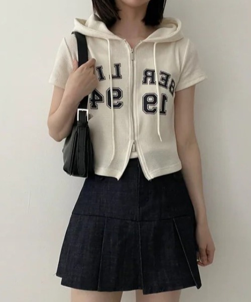 tシャツ A'GEM/9 × .kom 「.KOM/ドットケーオーエム」 ジップアップトップス レディース メンズ A'GEM/9 × .kom 『.KOM/ドットケーオーエム』 サイドギャザー蝶T