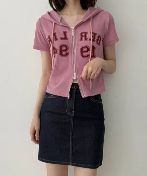 パーカー A'GEM/9 × .kom「.KOM/ドットケーオーエム」ドット半袖フーディージップパーカー レディース A'GEM/9 × .kom『.KOM/ドットケーオーエム』ドット半袖