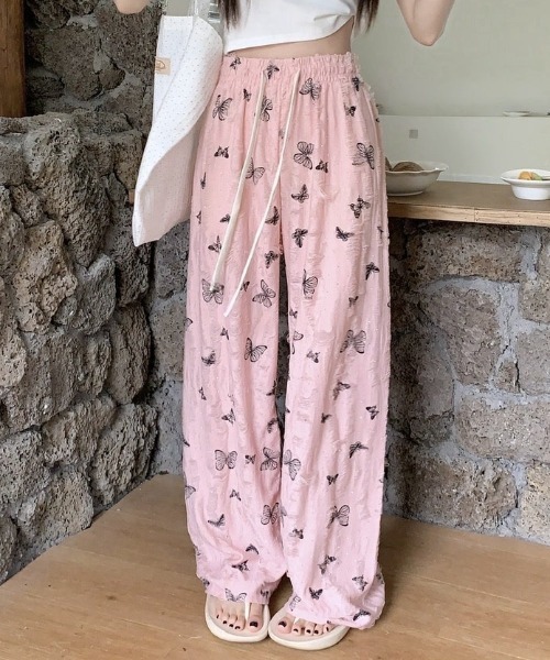 Achic(アシック)の「フリンジ蝶々柄セミワイドパンツ(その他パンツ・レディース・ブラック/ピンク/アイボリー・M)」の2枚目の写真