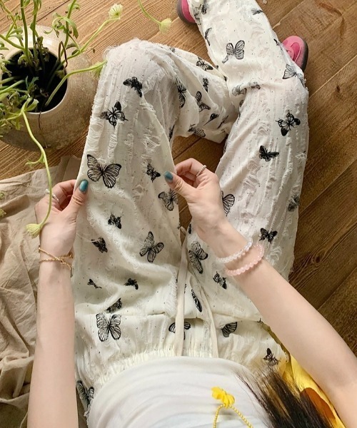 Achic(アシック)の「フリンジ蝶々柄セミワイドパンツ(その他パンツ・レディース・ブラック/ピンク/アイボリー・M)」の3枚目の写真