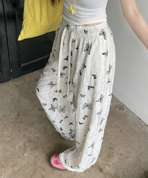 Achic(アシック)の「フリンジ蝶々柄セミワイドパンツ(その他パンツ・レディース・ブラック/ピンク/アイボリー・M)」の4枚目の写真
