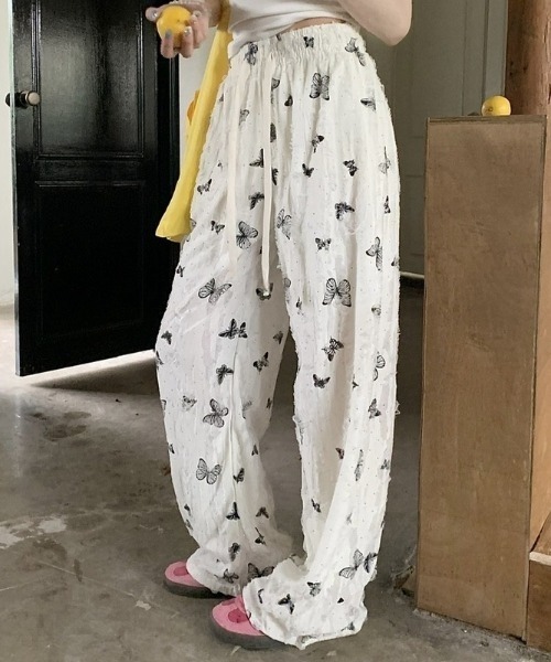 Achic(アシック)の「フリンジ蝶々柄セミワイドパンツ(その他パンツ・レディース・ブラック/ピンク/アイボリー・M)」の5枚目の写真