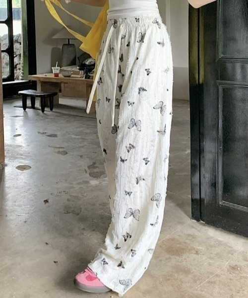 Achic(アシック)の「フリンジ蝶々柄セミワイドパンツ(その他パンツ・レディース・ブラック/ピンク/アイボリー・M)」の15枚目の写真