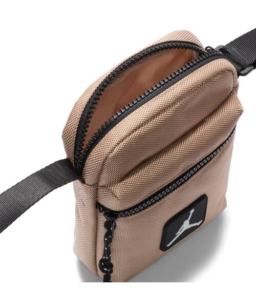 JORDAN BRAND(ジョーダンブランド)の「ジョーダン ライズ フェスティバル バッグ (1L) / Jordan Rise Festival Bag (1L)(ショルダーバッグ・メンズ・ブラウン系その他2/ブラック・ONE SIZE)」の14枚目の写真