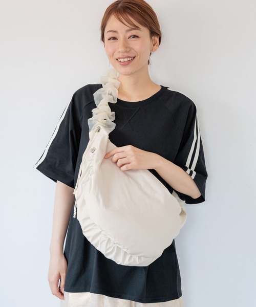 LAKOLE（ラコレ）の「ギャザーチュールミニショルダーバッグ / 138964（ショルダーバッグ・レディース・ライトグレー/ブラック/オフホワイト/ネイビー・FREE）」の2枚目の写真