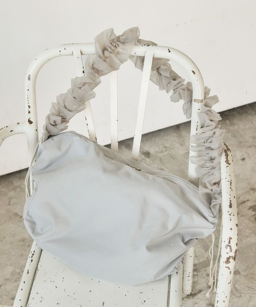 LAKOLE（ラコレ）の「ギャザーチュールミニショルダーバッグ / 138964（ショルダーバッグ・レディース・ライトグレー/ブラック/オフホワイト/ネイビー・FREE）」の4枚目の写真