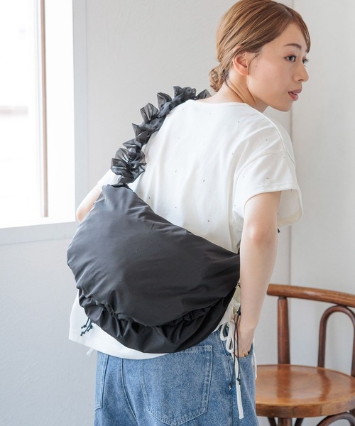 LAKOLE（ラコレ）の「ギャザーチュールミニショルダーバッグ / 138964（ショルダーバッグ・レディース・ライトグレー/ブラック/オフホワイト/ネイビー・FREE）」の3枚目の写真