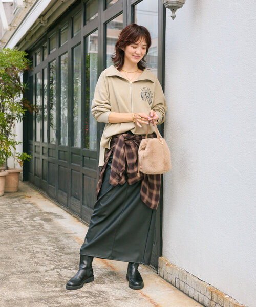 RIVE DROITE（リヴドロワ）の「【ストレッチ性抜群】レザーライクタイトスカート（スカート・レディース・ブラック/ライトベージュ・38/36）」の3枚目の写真