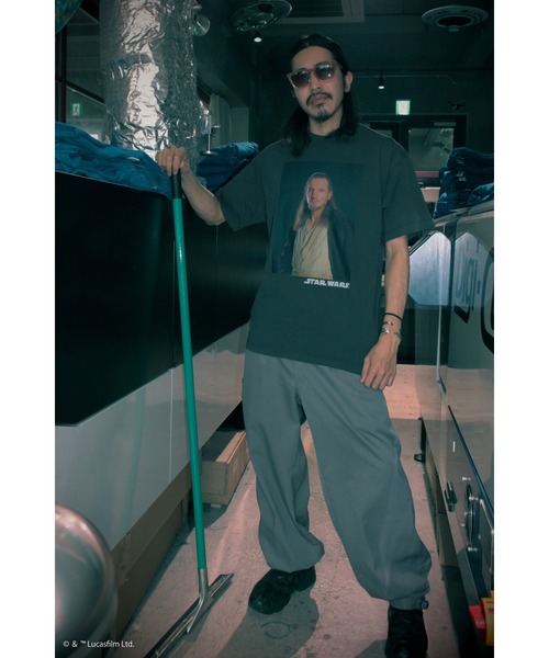 STAR WARS（スターウォーズ）の「『スター・ウォーズ』"""Qui-Gon Jinn"" T-Shirt"  半袖プリントTシャツ ビックシルエット ピグメント加工 ヴィンテージライク（Tシャツ/カットソー・メンズ・チャコール/ホワイト・X-LARGE/LARGE/MEDIUM）」の2枚目の写真