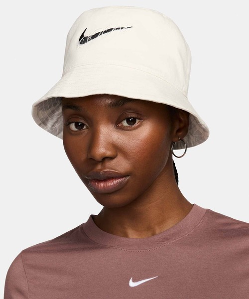 NIKE(ナイキ)の「ナイキ エイペックス リバーシブル バケットハット/ Nike Apex Reversible Bucket Hat FQ6846-133 Sail(ハット・メンズ・クリーム・M/S/L)」の1枚目の写真