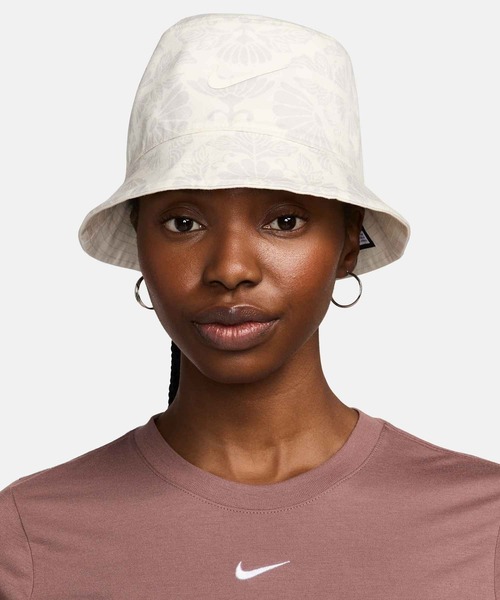 NIKE(ナイキ)の「ナイキ エイペックス リバーシブル バケットハット/ Nike Apex Reversible Bucket Hat FQ6846-133 Sail(ハット・メンズ・クリーム・M/S/L)」の2枚目の写真