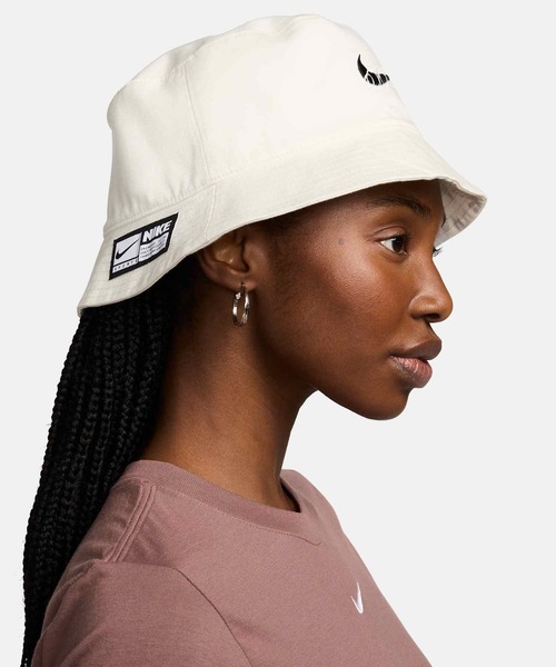 NIKE(ナイキ)の「ナイキ エイペックス リバーシブル バケットハット/ Nike Apex Reversible Bucket Hat FQ6846-133 Sail(ハット・メンズ・クリーム・M/S/L)」の4枚目の写真