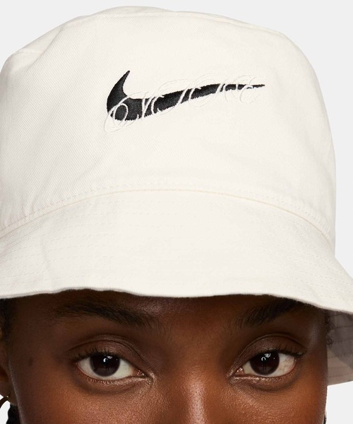 NIKE(ナイキ)の「ナイキ エイペックス リバーシブル バケットハット/ Nike Apex Reversible Bucket Hat FQ6846-133 Sail(ハット・メンズ・クリーム・M/S/L)」の5枚目の写真