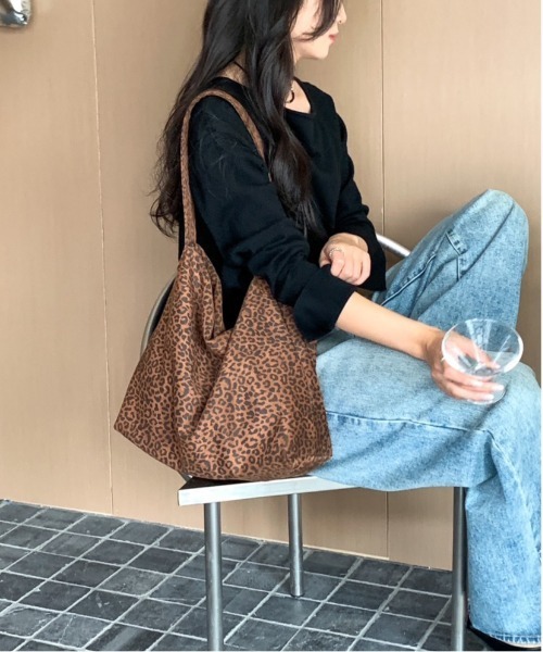 FINEnough(ファインナフ)の「ヒョウ柄ショルダーバッグ(ショルダーバッグ・レディース・ホワイト/ブラウン/キャメル・FREE)」の1枚目の写真