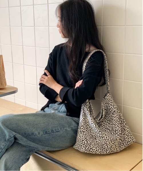FINEnough(ファインナフ)の「ヒョウ柄ショルダーバッグ(ショルダーバッグ・レディース・ホワイト/ブラウン/キャメル・FREE)」の2枚目の写真