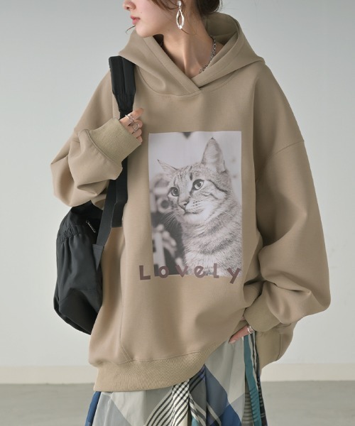 HUG.U(ハグユー)の「猫プリント ダンボールパーカー(パーカー・レディース・ブラック/グレー/ダークベージュ・FREE)」の1枚目の写真