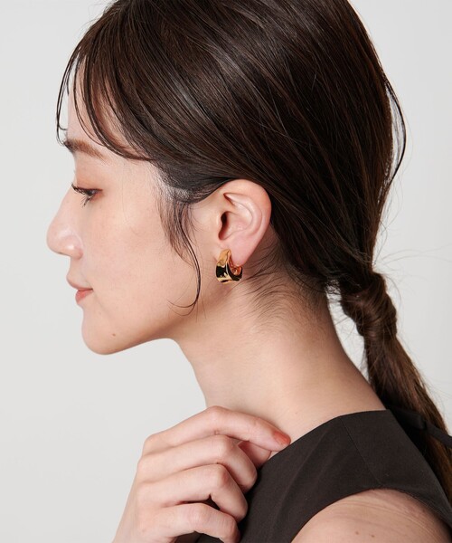 UNITED ARROWS（ユナイテッドアローズ）の「Jシェイプ イヤリング（イヤリング・レディース・シルバー/ゴールド・FREE）」の2枚目の写真