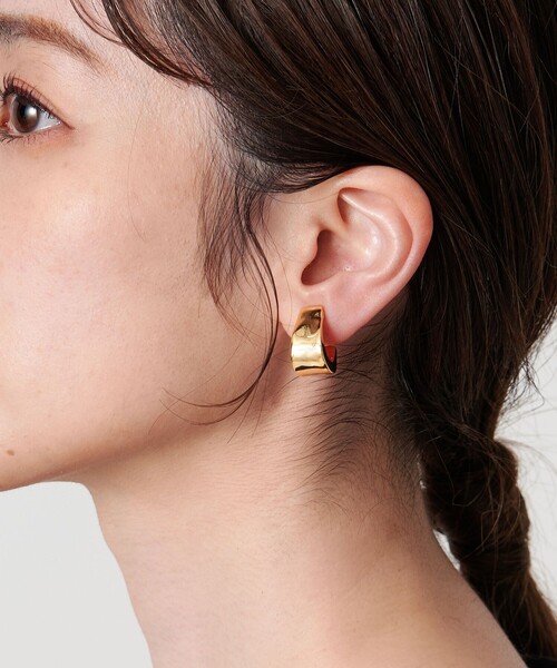 UNITED ARROWS（ユナイテッドアローズ）の「Jシェイプ イヤリング（イヤリング・レディース・シルバー/ゴールド・FREE）」の3枚目の写真