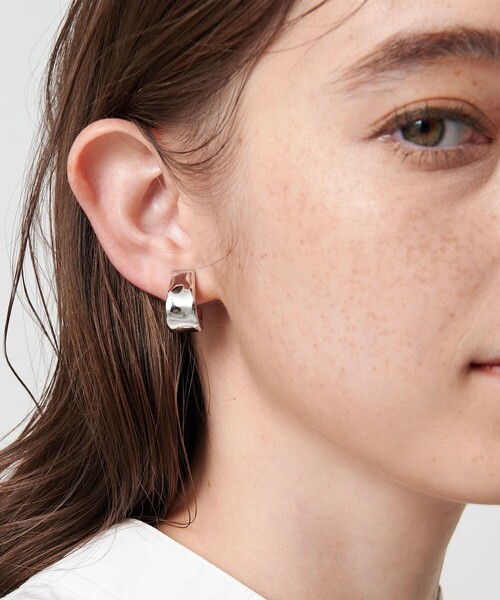 UNITED ARROWS（ユナイテッドアローズ）の「Jシェイプ イヤリング（イヤリング・レディース・シルバー/ゴールド・FREE）」の4枚目の写真