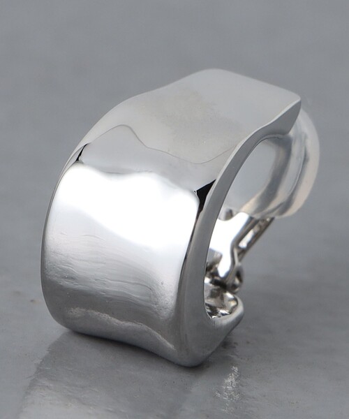 UNITED ARROWS（ユナイテッドアローズ）の「Jシェイプ イヤリング（イヤリング・レディース・シルバー/ゴールド・FREE）」の11枚目の写真