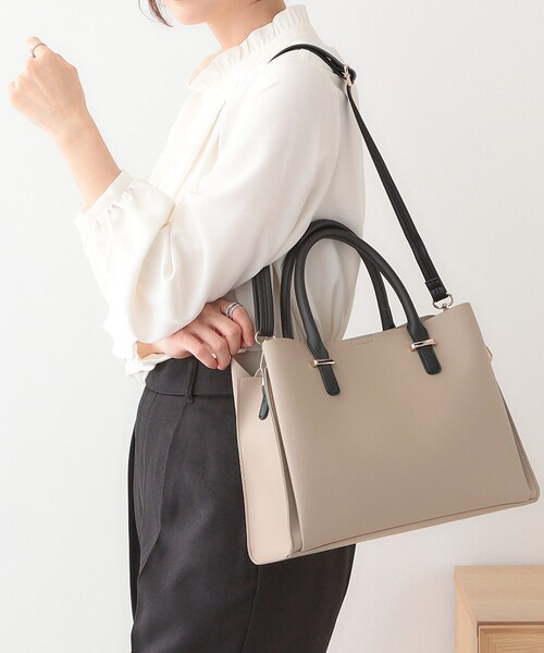 SHOO・LA・RUE(シューラルー)の「【2WAY/通勤/セレモニー】きれいめコーデに 3層トートバッグ(トートバッグ・レディース・ブラック/ナチュラル/ベージュ系4・00)」の1枚目の写真