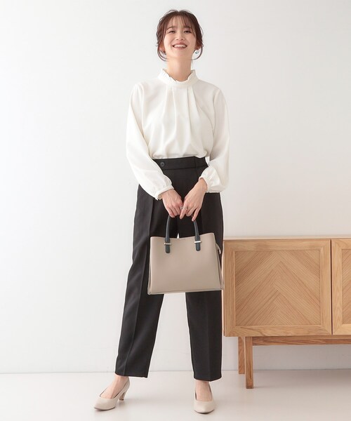 SHOO・LA・RUE(シューラルー)の「【2WAY/通勤/セレモニー】きれいめコーデに 3層トートバッグ(トートバッグ・レディース・ブラック/ナチュラル/ベージュ系4・00)」の9枚目の写真