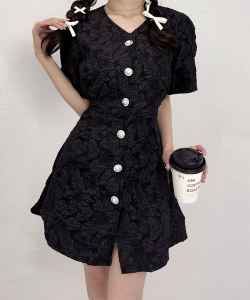 Mejoul（メジュール）の「バックオープン フラワージャガード パールボタン ミニワンピース（ワンピース・レディース・ブラック/ホワイト/ピンク・M/L）」の2枚目の写真