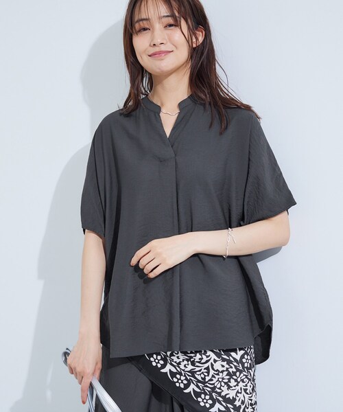 INDIVI(インディヴィ)の「【洗える/UVケア/SETUP可能】スキッパードルマンブラウス(シャツ/ブラウス・レディース・ライトグレー/アイボリー/ブラック/スモーキーグリーン系/チャコールグレー/ブラウン系/ライトグレー系5・03/38/34/05/15 /13)」の1枚目の写真