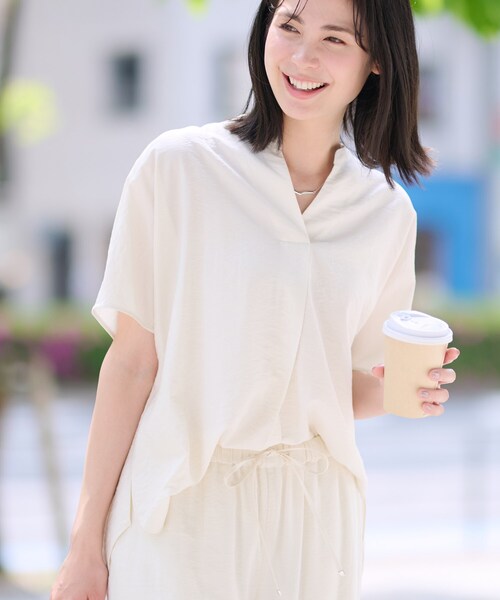 INDIVI(インディヴィ)の「【洗える/UVケア/SETUP可能】スキッパードルマンブラウス(シャツ/ブラウス・レディース・ライトグレー/アイボリー/ブラック/スモーキーグリーン系/チャコールグレー/ブラウン系/ライトグレー系5・03/38/34/05/15 /13)」の2枚目の写真
