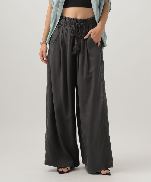 BAYFLOW（ベイフロー）の「[さらっとした穿き心地]テンセル(TM)繊維混ワイドパンツ（その他パンツ・レディース・グレイッシュベージュ/チャコール/テラコッタ/カーキ・FREE）」の2枚目の写真
