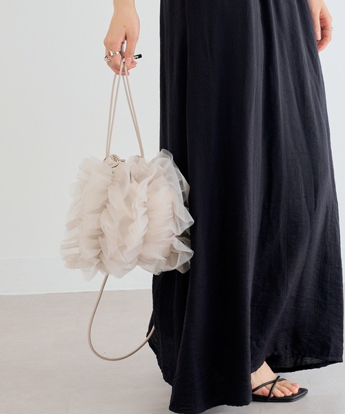 MIAN (ミアン)の「【MIAN】2wayボリュームチュールフリル ドロスト巾着バッグ ショルダーバッグ 結婚式 二次会 オケージョン / 2251-299-1(ショルダーバッグ・レディース・ブラック/ピンク/ブルー/グレー・FREE)」の3枚目の写真