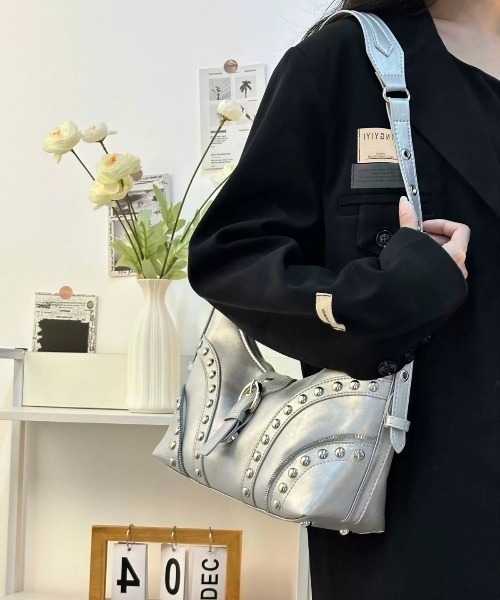 lilful(リルフル)の「スタッズ ベルト ハーフムーンショルダーバッグ 2WAY(ショルダーバッグ・レディース・シルバー/ブラック・F)」の6枚目の写真