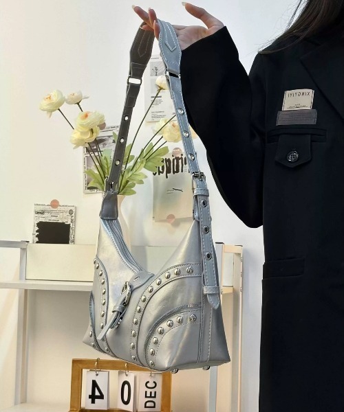 lilful(リルフル)の「スタッズ ベルト ハーフムーンショルダーバッグ 2WAY(ショルダーバッグ・レディース・シルバー/ブラック・F)」の7枚目の写真