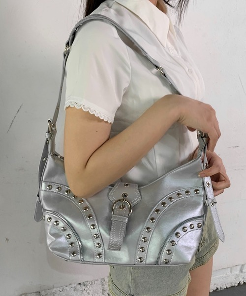 lilful(リルフル)の「スタッズ ベルト ハーフムーンショルダーバッグ 2WAY(ショルダーバッグ・レディース・シルバー/ブラック・F)」の17枚目の写真