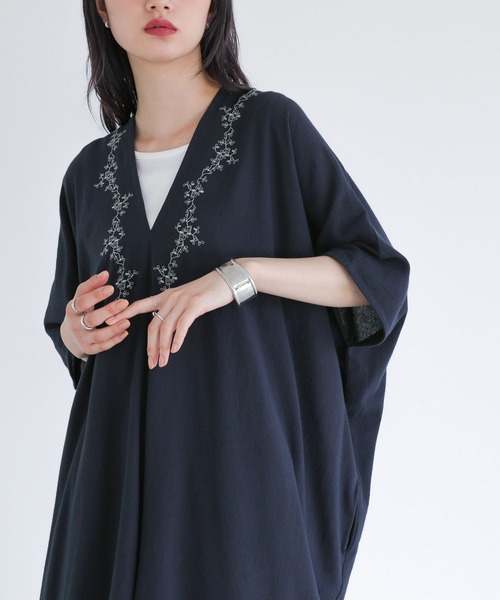 somari imagination(ソマリ イマジネーション)の「『カットワーク刺繍カフタンワンピース』(ワンピース・レディース・ネイビー/ピンク・FREE)」の14枚目の写真