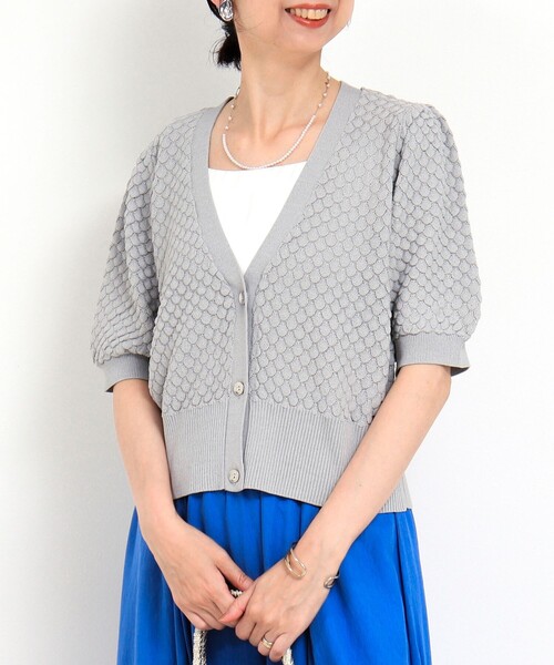 MICO COULIER（ミコクリエ）の「立体編柄Vネックカーディガン（カーディガン/ボレロ・レディース・ブラウン/グレイッシュベージュ/ライトグレー・38）」の2枚目の写真