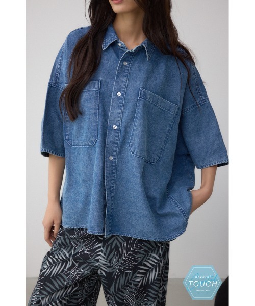 AZUL by moussy（アズールバイマウジー）の「C/T冷感デニムドルマンシャツ（シャツ/ブラウス・レディース・ブルー/ダークブルー・FREE）」の2枚目の写真