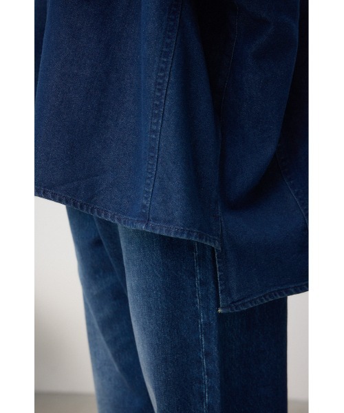AZUL by moussy（アズールバイマウジー）の「C/T冷感デニムドルマンシャツ（シャツ/ブラウス・レディース・ブルー/ダークブルー・FREE）」の4枚目の写真