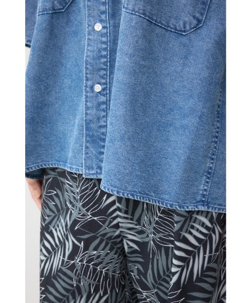 AZUL by moussy（アズールバイマウジー）の「C/T冷感デニムドルマンシャツ（シャツ/ブラウス・レディース・ブルー/ダークブルー・FREE）」の14枚目の写真