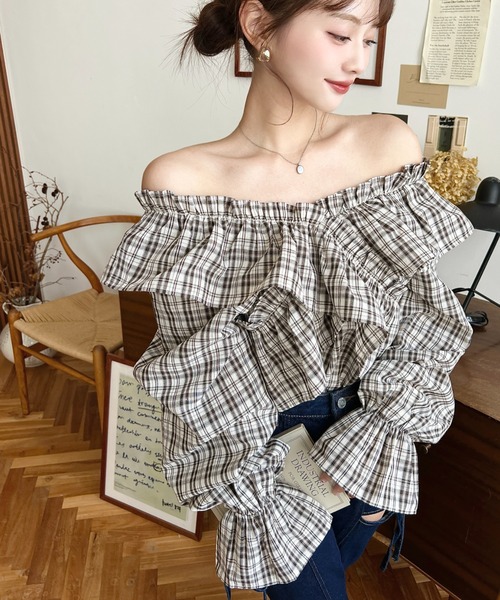 moment+(モーメントプラス)の「2WAYオフショルフリル長袖チェックブラウス(シャツ/ブラウス・レディース・ブラウン/アイボリー/ブラック/ネイビー/ベージュ/ピンク・M/L)」の19枚目の写真