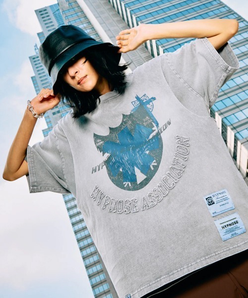 MAISON SPECIAL(メゾンスペシャル)の「【Hypnose Association for MAISON SPECIAL】「Crest」Prime-Over Crew Neck Layering T-Shirt/プライムオーバークルーネックレイヤリングTシャツ【MAISON SPECIAL/メゾンスペシャル】(Tシャツ/カットソー・メンズ・ブラック/ライトグレー・2/1)」の1枚目の写真