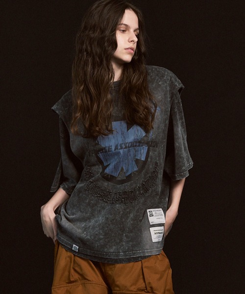 MAISON SPECIAL(メゾンスペシャル)の「【Hypnose Association for MAISON SPECIAL】「Crest」Prime-Over Crew Neck Layering T-Shirt/プライムオーバークルーネックレイヤリングTシャツ【MAISON SPECIAL/メゾンスペシャル】(Tシャツ/カットソー・メンズ・ブラック/ライトグレー・2/1)」の2枚目の写真