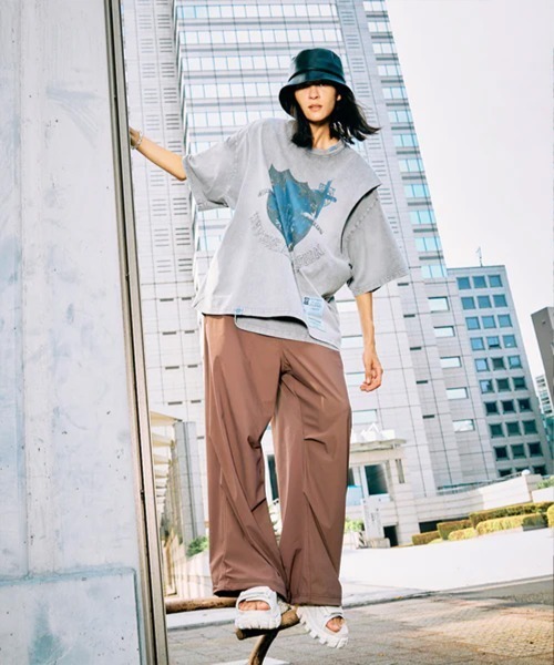 MAISON SPECIAL(メゾンスペシャル)の「【Hypnose Association for MAISON SPECIAL】「Crest」Prime-Over Crew Neck Layering T-Shirt/プライムオーバークルーネックレイヤリングTシャツ【MAISON SPECIAL/メゾンスペシャル】(Tシャツ/カットソー・メンズ・ブラック/ライトグレー・2/1)」の5枚目の写真